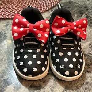 Toddler girl. Minnie Mouse Bow shoes. Gently worn. Size 5.